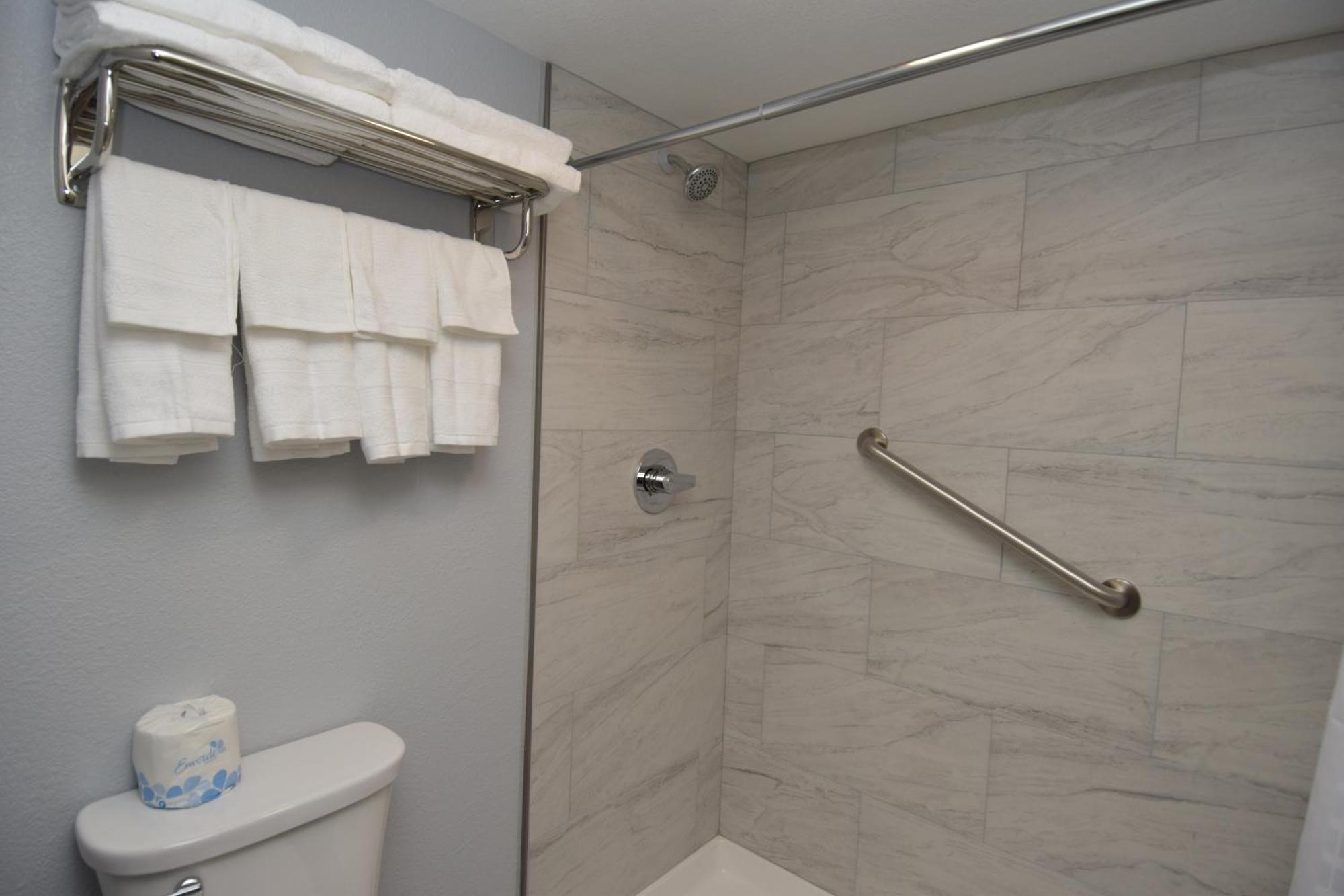 Baymont By Wyndham Batavia - Darien Lake Habitación foto